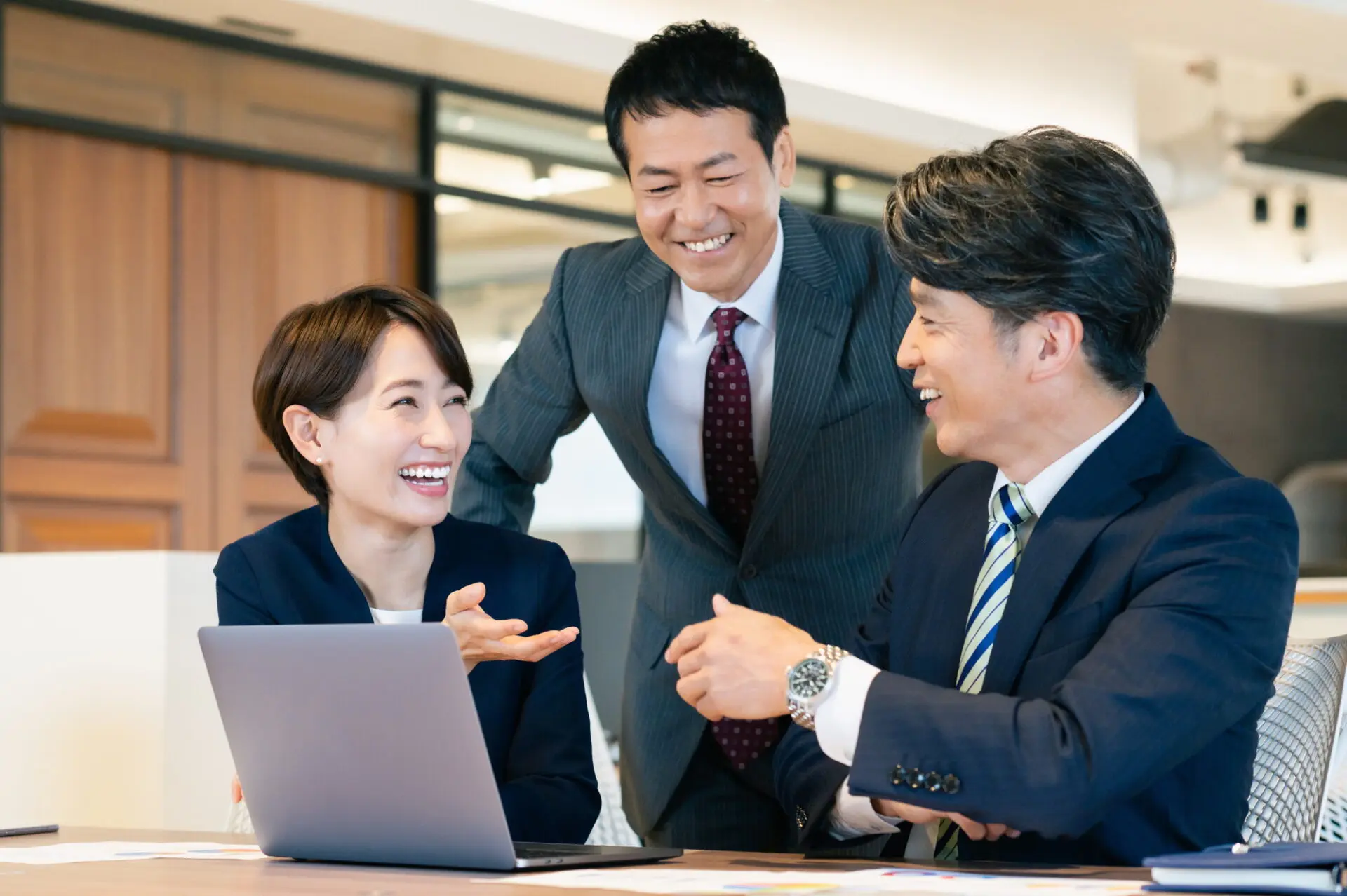 部下と話すビジネスマン