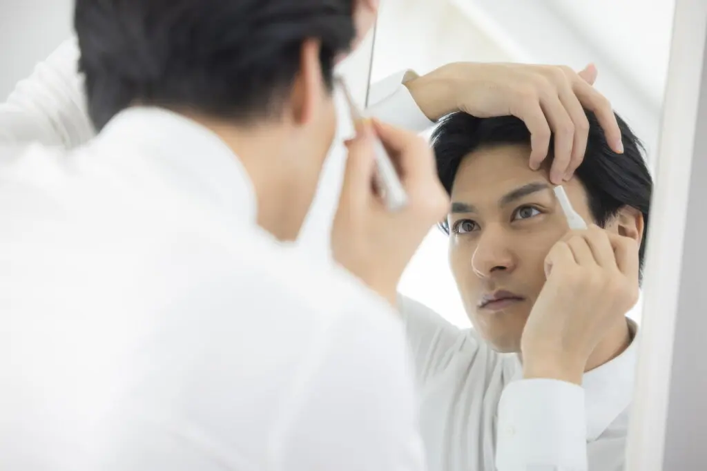 眉毛を整える男性
