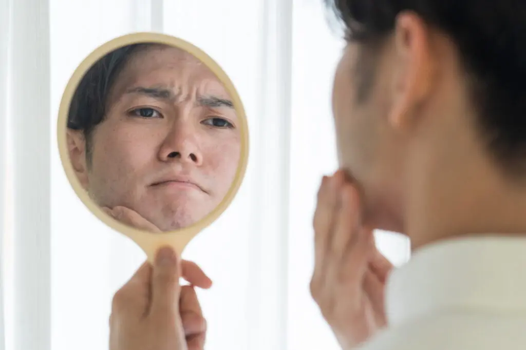 眉毛を確認する男性