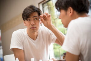 男性が眉毛の毛抜きで顔の印象を良くする4つのコツ