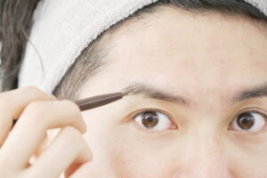 眉毛の流れが乱れていると印象ダウン！整え方のコツを解説