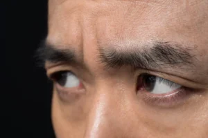 太く濃い眉を活かして清潔感を出す整え方