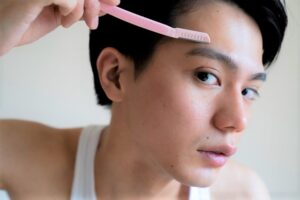 眉の剃り跡が青く残るのはなぜ?男性向けの対処法