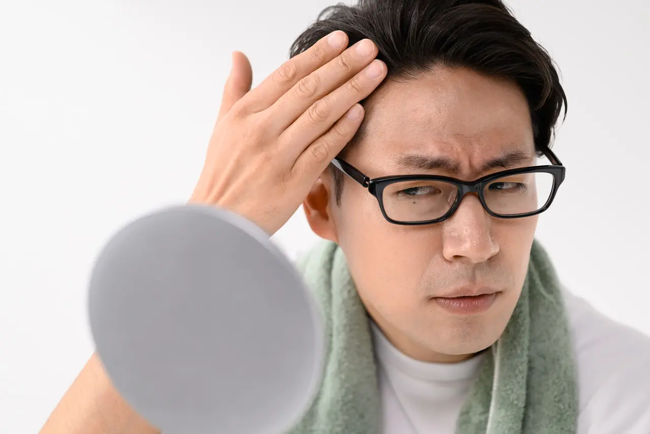 眉が不潔に見える原因と、最低限やるべき手入れ