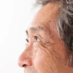 眉の白髪、抜かずに対処する方法とは？