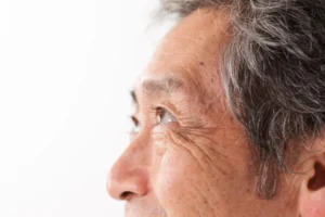 眉の白髪、抜かずに対処する方法とは?