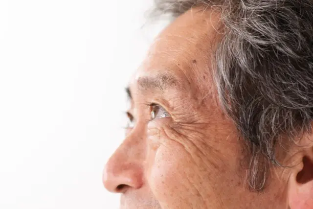 眉の白髪、抜かずに対処する方法とは?
