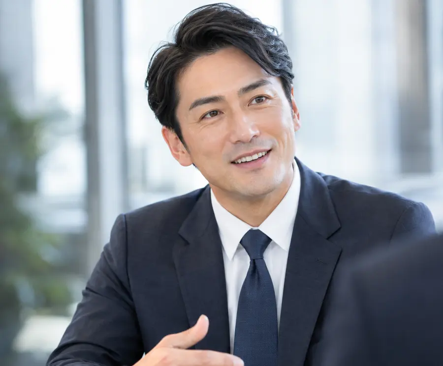 整った眉で商談に臨む40代のビジネスマン（イメージ）